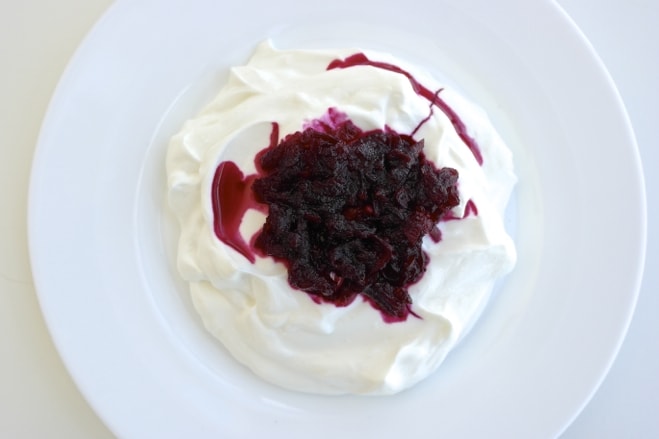 Beet preserves with Greek yogurt 