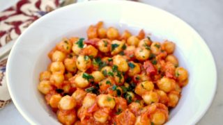 Chickpeas with tomato sauce