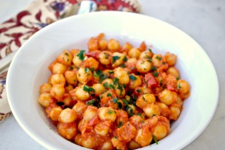 Chickpeas with tomato sauce