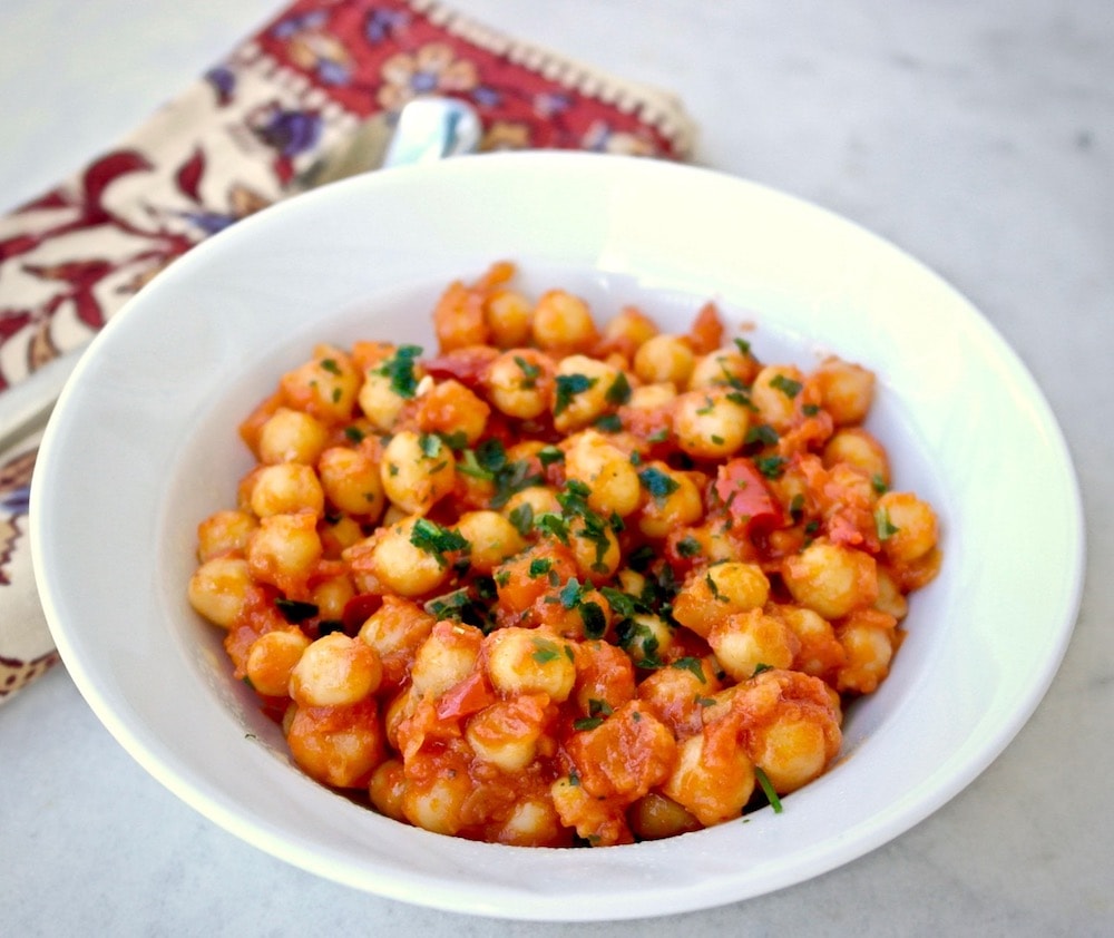 Chickpeas with tomato sauce