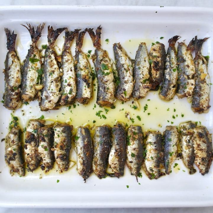 Mediterraner Knoblauch und Kräuter verkrustete geröstete Sardinen ...