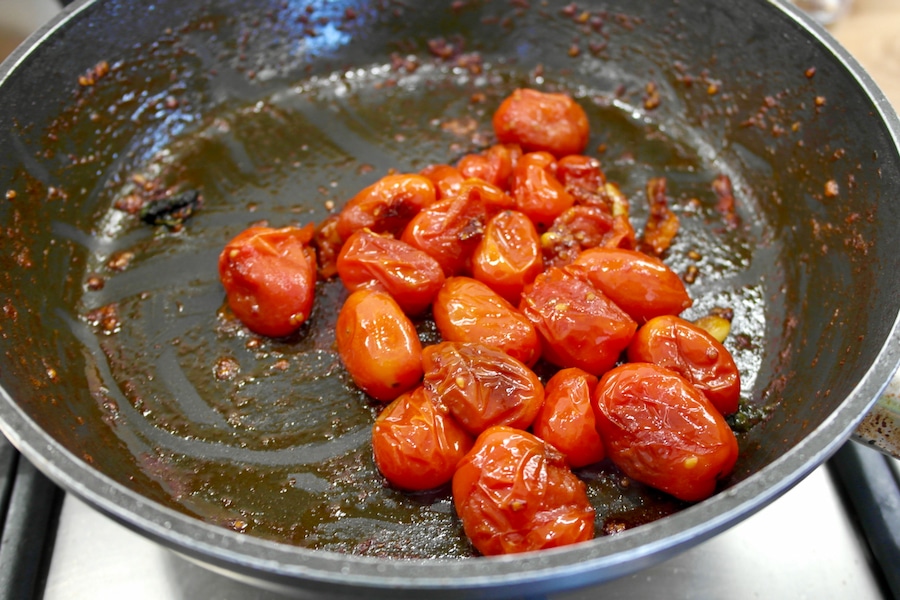 Pasta al horno con tomates cherry salteados y mozzarella fresca
