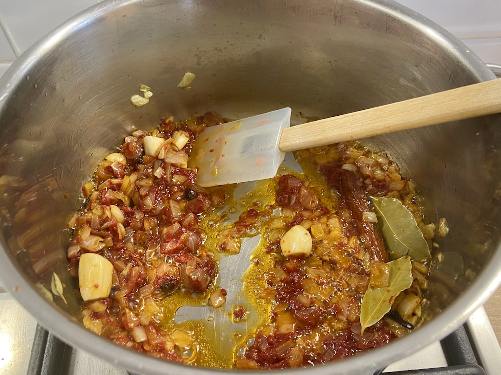 Receta de espaguetis griegos con salsa de carne – Makaronia me Kima 9