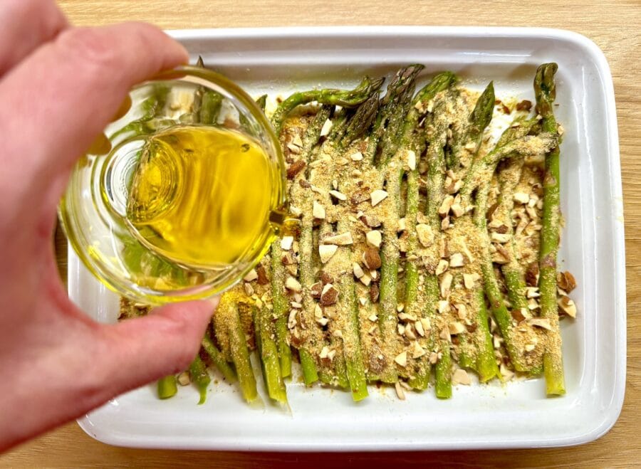Roasted asparagus with feta with olive oil