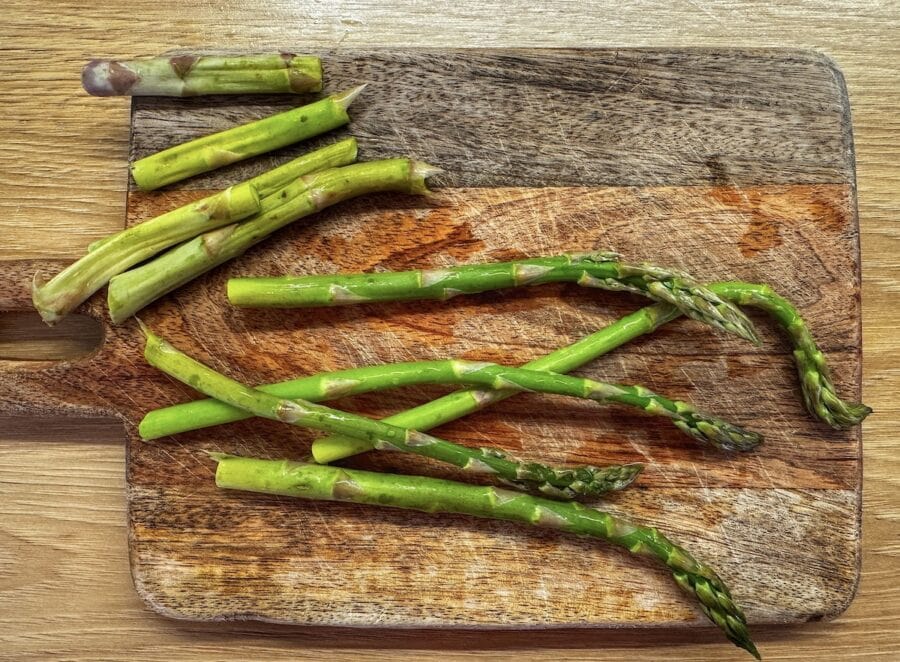 Roasted asparagus with feta and almonds